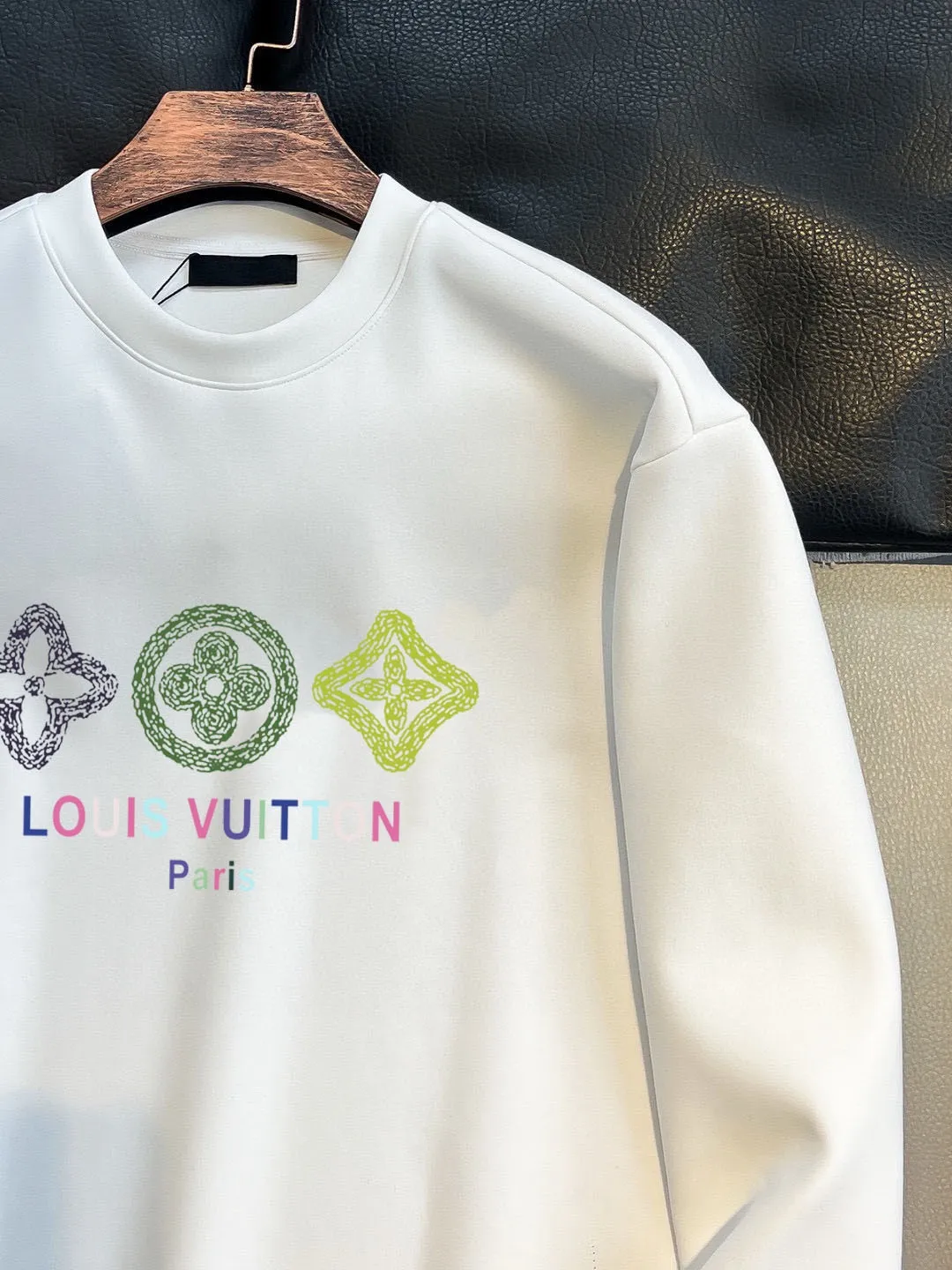 🅿️220 brand [LV Louis Vuitton] (good news for fat people) 2025ss autumn latest long-sleeved round-neck sweatshirt, on sale simultaneously on the official website. Refreshing and breathable. Made of top Tencel Roman. Comfortable and soft. 3D three-dimensional clarity. Super fashion sense. Great for gifting and keeping for yourself. Size: M-5XL (can wear up to 220 pounds)